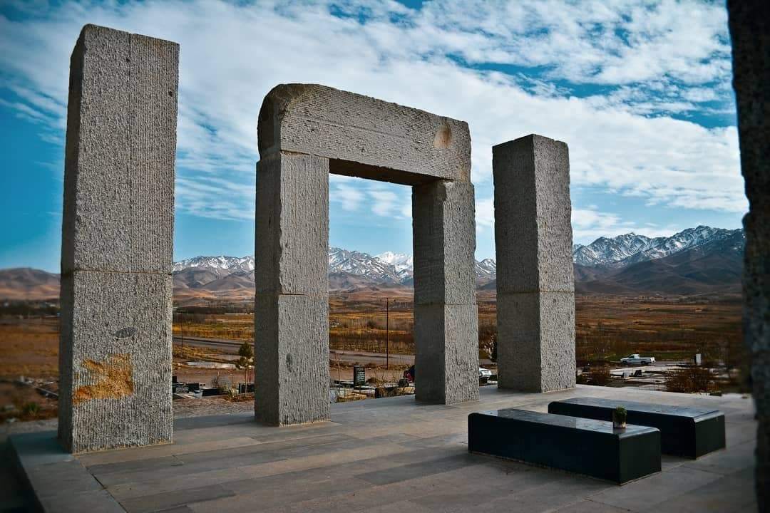 مزار همایون صنعتى‌زاده و همسرش شهین‌دخت سرلتی