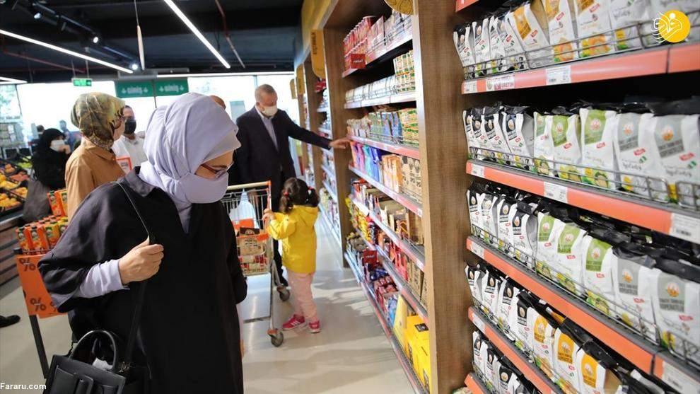 اردوغان با همسر و دخترش در فروشگاه مواد غذایی