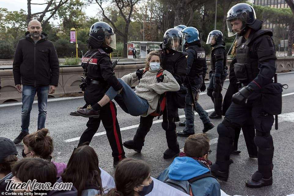 ماسک مرگ بر صورت معترضین در رم علیه رهبران G20