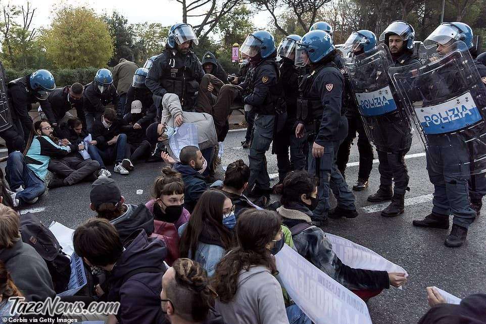 ماسک مرگ بر صورت معترضین در رم علیه رهبران۴ G20