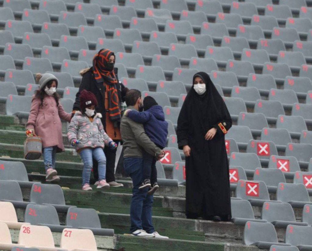 خانواده عراقی تماشاگر در استادیوم آزادی