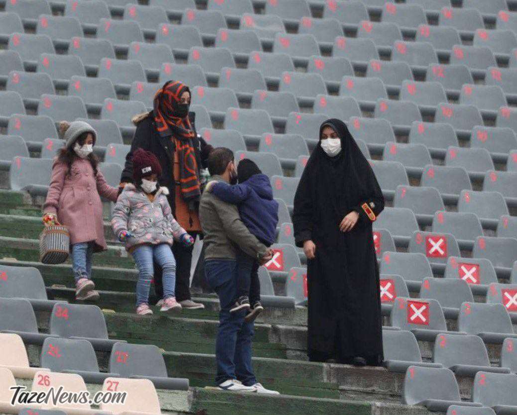 خانواده عراقی تماشاگر در استادیوم آزادی
