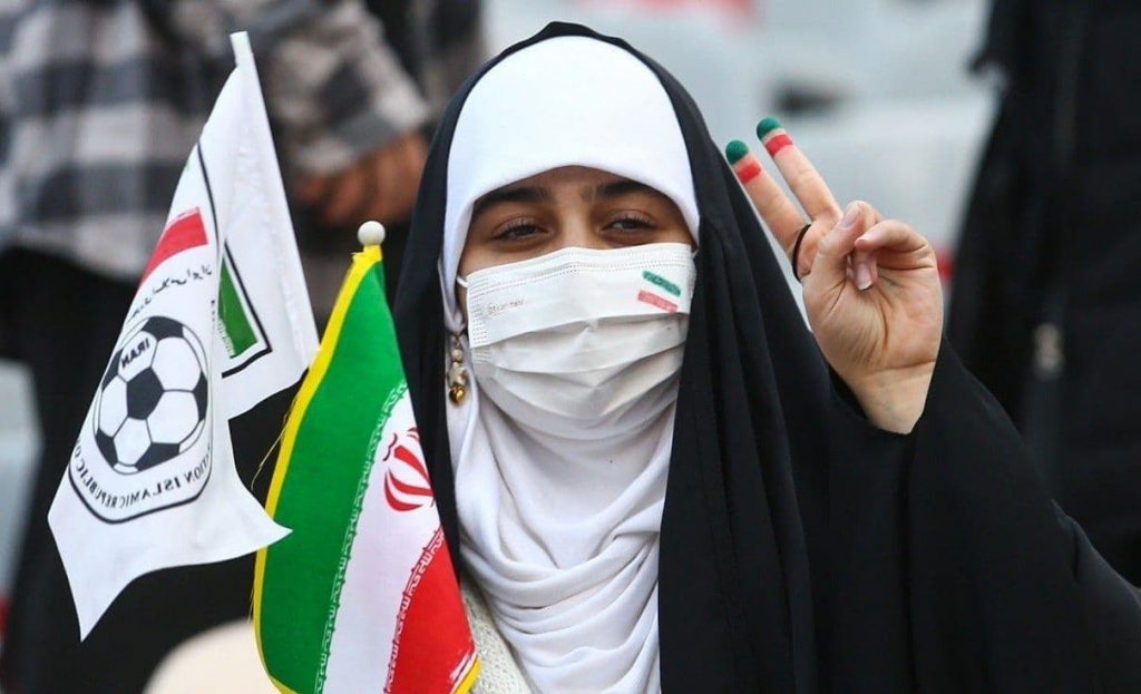 دختر چادری ورزشگاه آزادی