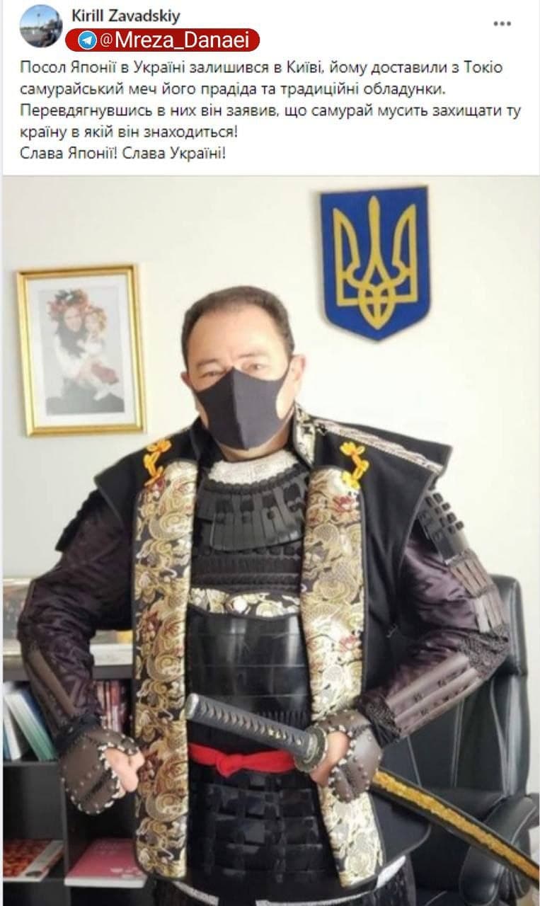 سفیر ژاپن در اوکراین با لباس سامورایی