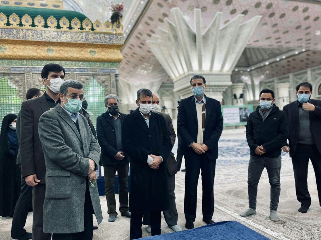 محمود احمدی‌نژاد در حرم امام