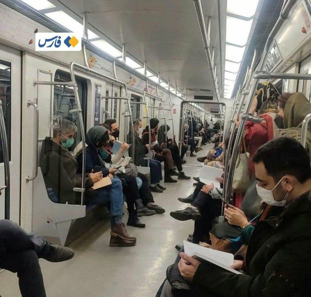 ‏کتاب‌ خوانی در متروی تهران