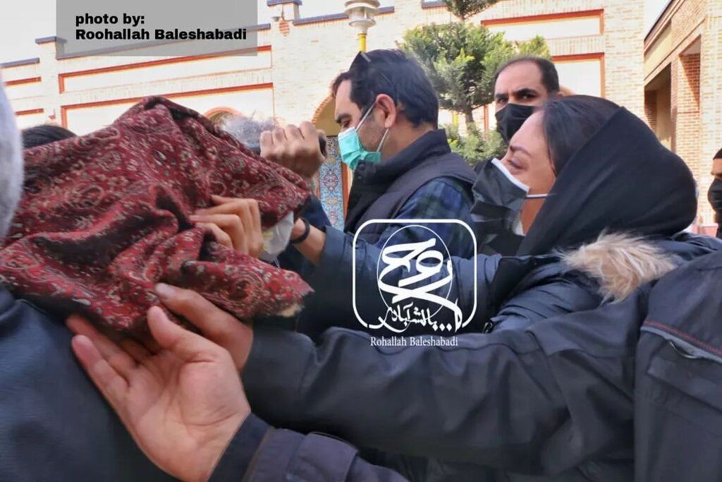تشییع جنازه مادر مونا فرجاد