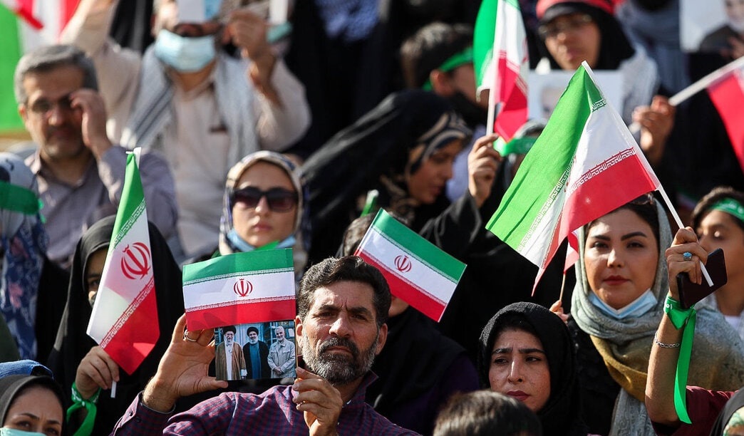 حضور زنان و مردان در مراسم سلام فرمانده