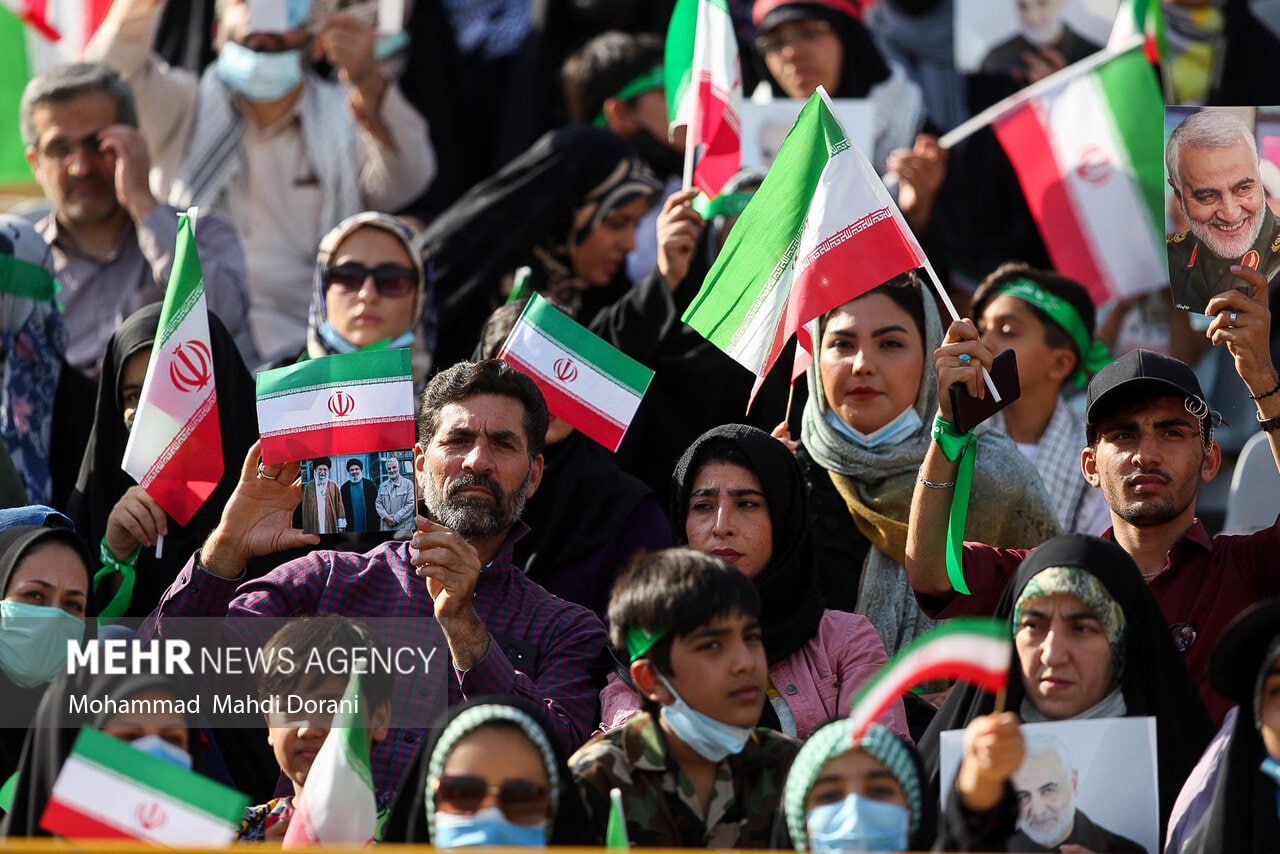 حضور زنان و مردان در مراسم سلام فرمانده