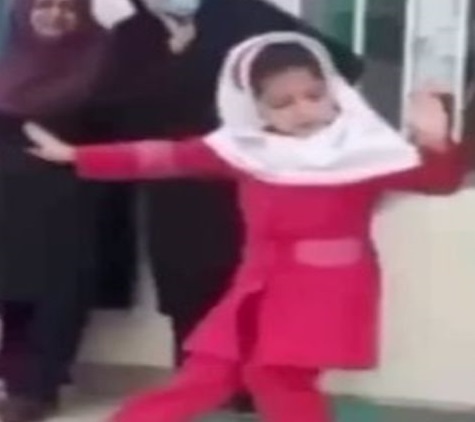 رقص یک دختربچه در مدرسه