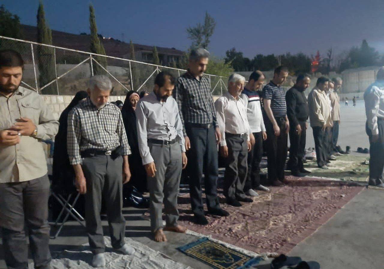 نماز در پیاده رو چمران شیراز