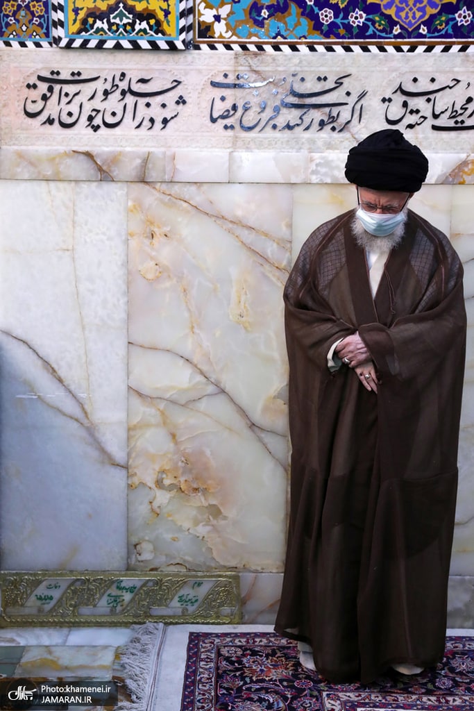 رهبر انقلاب بر مزار پدرشان
