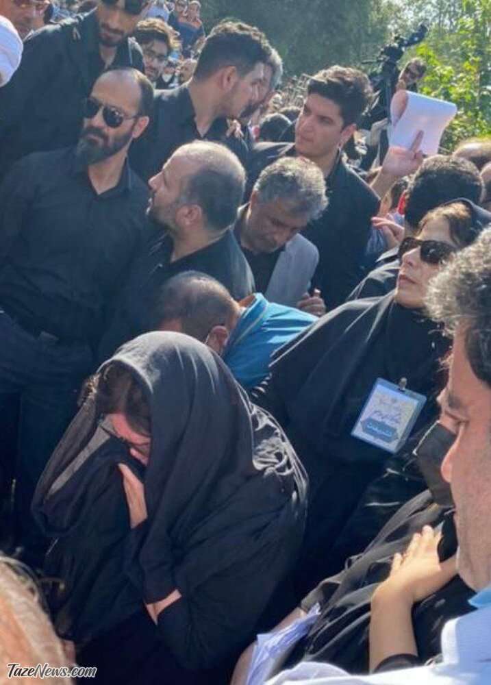 یلدا ابتهاجبتهاج بر مزار هوشنگ ا