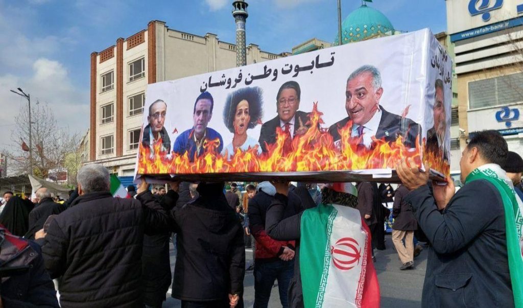آتش زدن تصویر علی کریمی و مسیح علی‌نژاد در راهپیمایی 22 بهمن