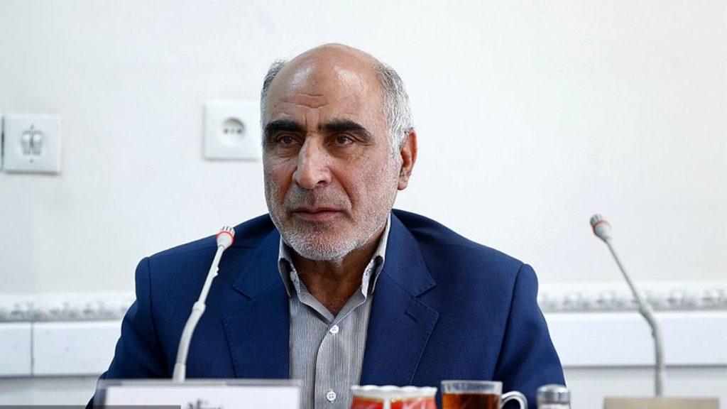 احمد کریمی اصفهانی، فعال و تحلیلگر مسائل سیاسی