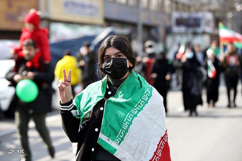 زن بی حجاب ۲۲ بهمن
