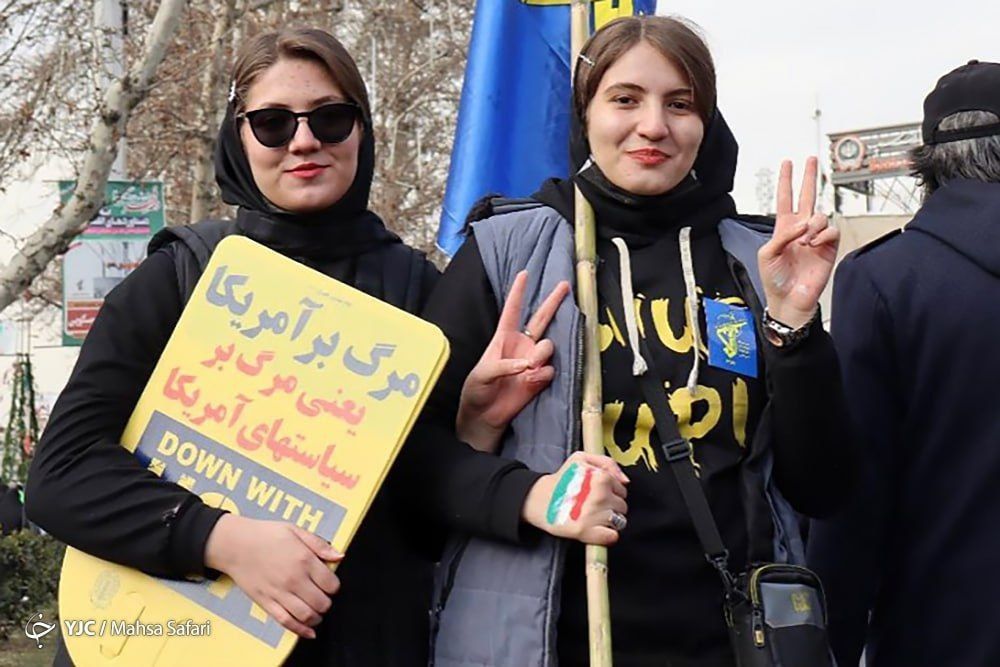 زنان کم حجاب ۲۲ بهمن
