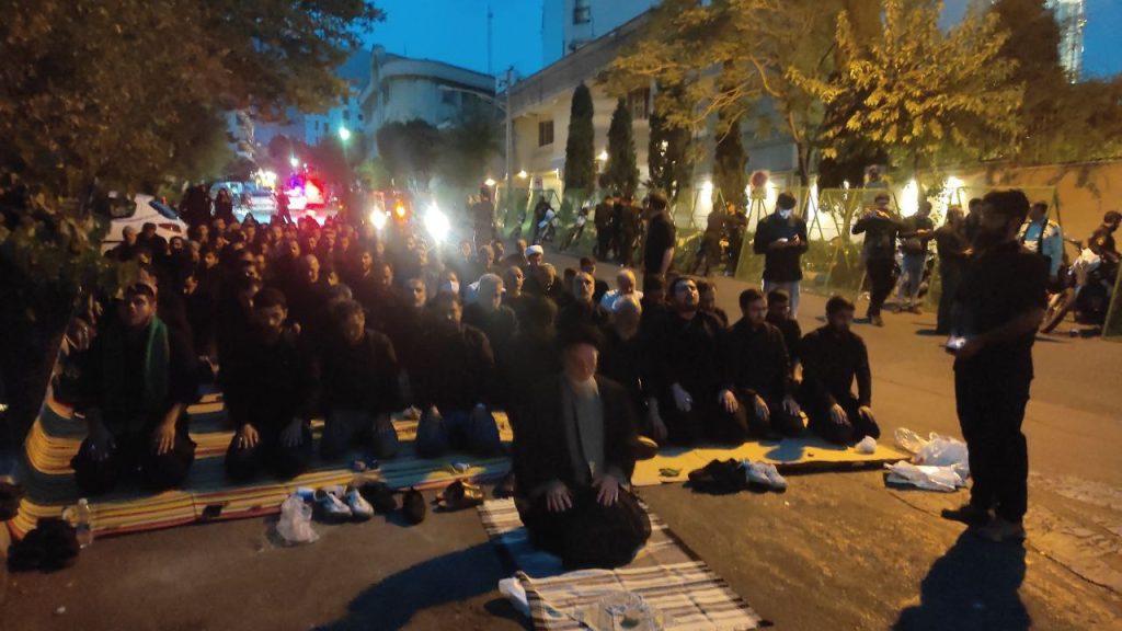 برگزاری نماز جماعت متحصنین مقابل سفارت سوئد