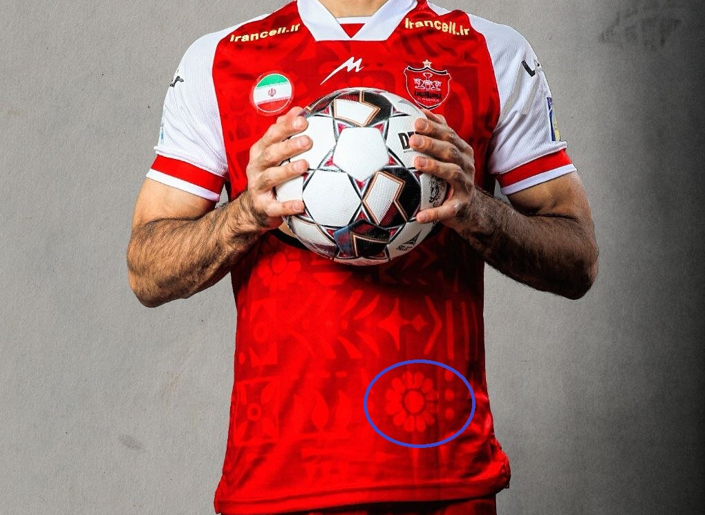 نماد لوتوس (نیلوفر آبی) روی پیراهن پرسپولیس