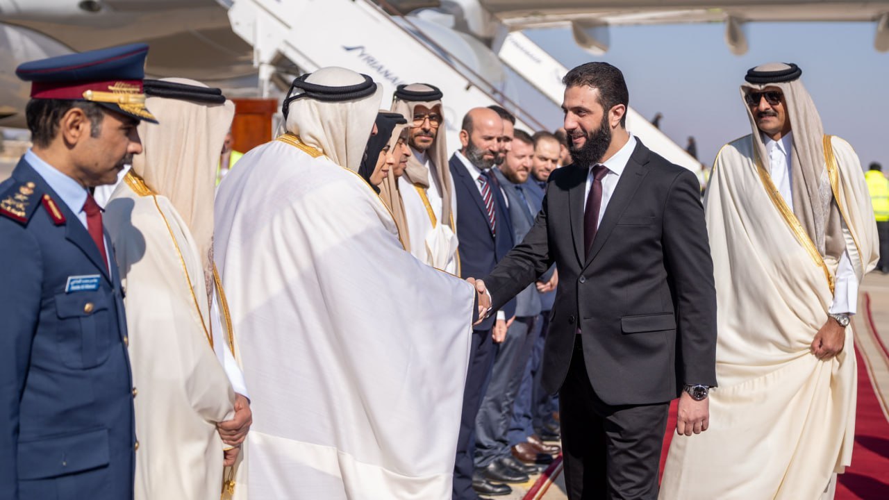 استقبال جولانی از امیر قطر در فرودگاه دمشق