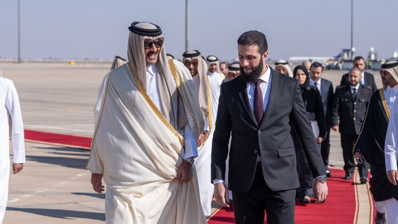 استقبال جولانی از امیر قطر در فرودگاه دمشق